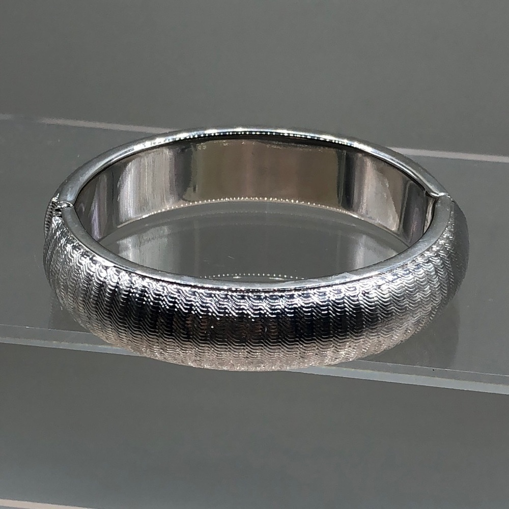 Vintage silver tone textured clamp clip bracelet, hollow.
